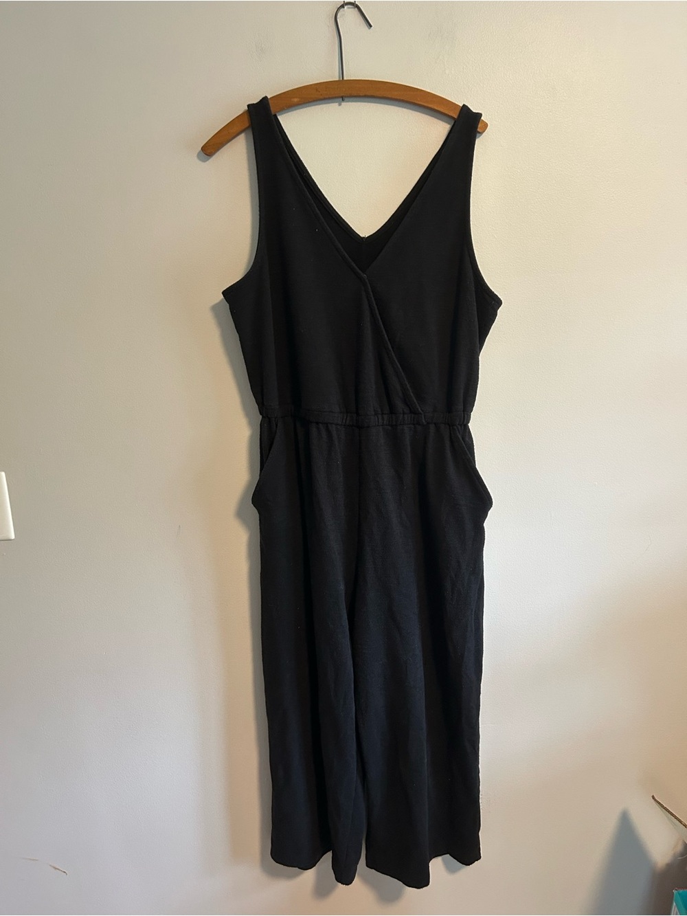(3/$20) Old navy large black Sleeveless V-Neck wide leg cropped pants Jumpsuit